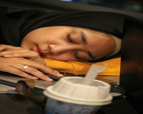 Momen istirahat dengan segelas minuman hangat